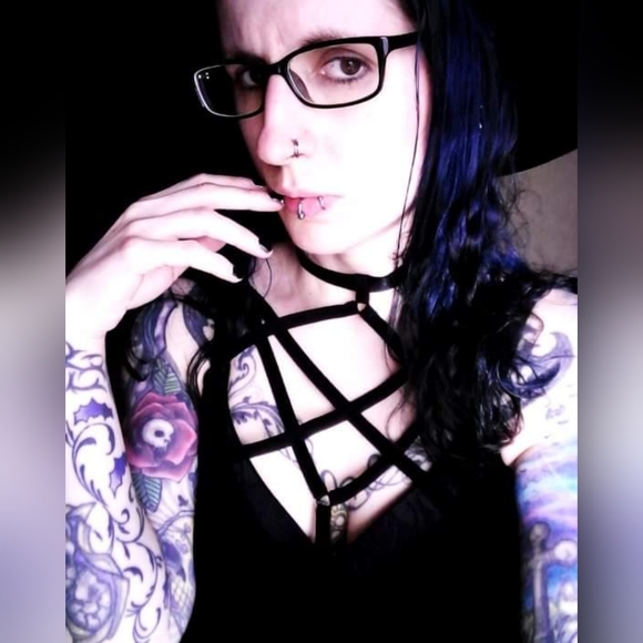 🦇 Meet your Posher, Laurie 🦇 - Picture 2 of 13